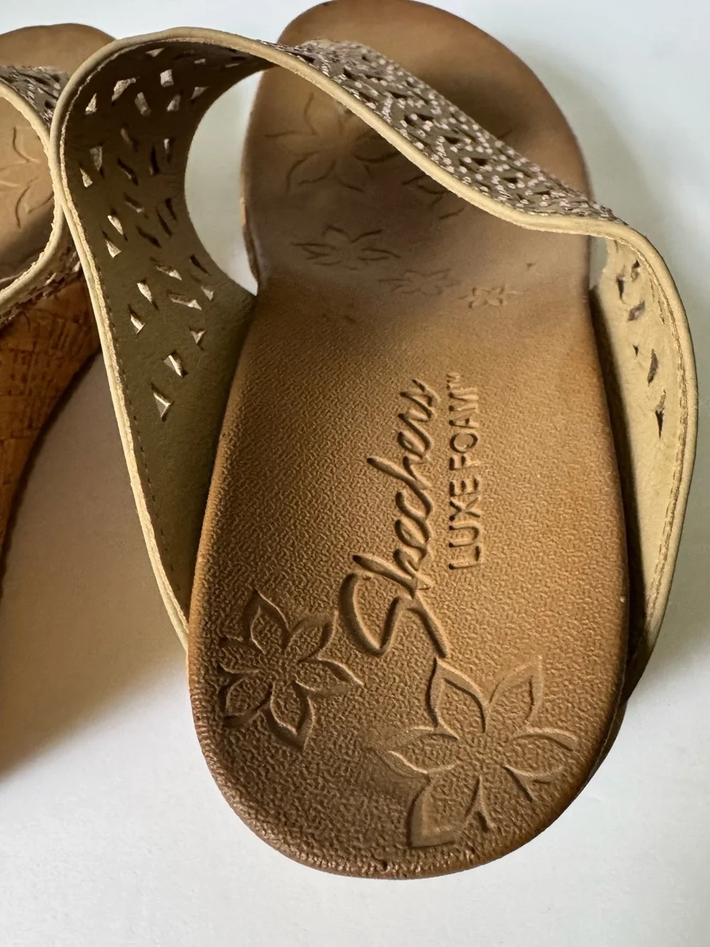 Skechers Women’s 11 Beverlee Sandals Tan Thong Wedge Cork Luxe Foam